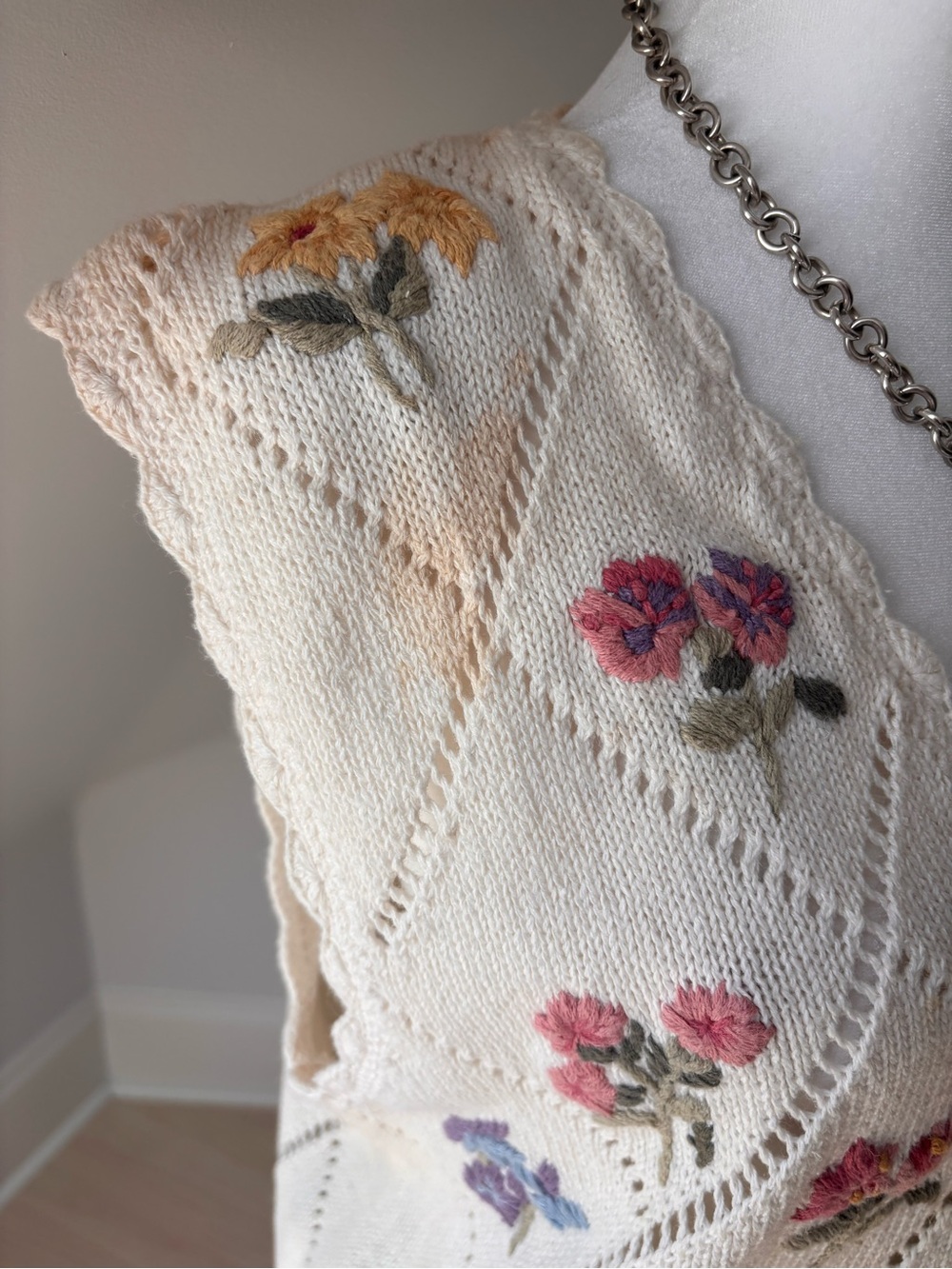 Vintage Northern Isles Hand-Embroidered Floral Knit Vest 🌸 - Picture 5 of 6